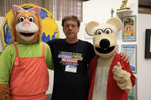 Paulo com mascotes Gali-Leu e Reco-Reco 1
